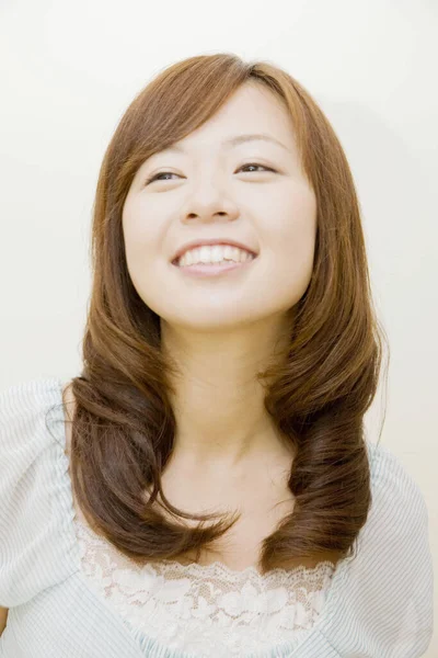 日本年轻女子的肖像 以白色背景为背景的时髦发型 — 图库照片
