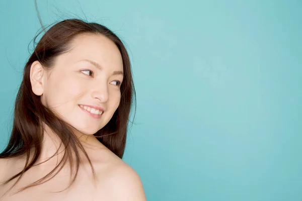Schöne Junge Asiatische Frau Sieht Weg Auf Isoliertem Hintergrund — Stockfoto