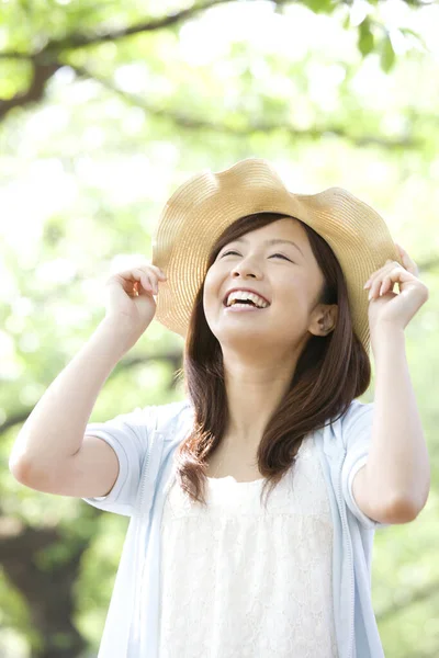 Asiática Sonriente Mujer Con Sombrero Paja Parque Día Verano —  Fotos de Stock