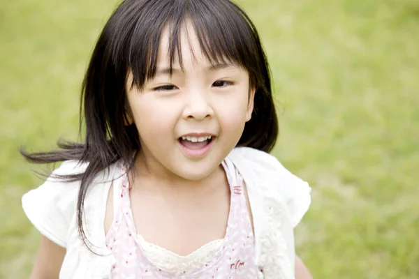 Poco Asiática Chica Sonriendo Verano Parque — Foto de Stock