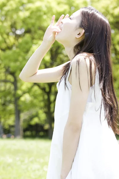 美丽的年轻日本女人在外面大喊大叫 — 图库照片