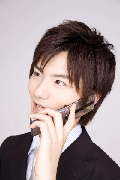 Jeune Asiatique Homme Affaires Parler Sur Téléphone Mobile — Photo
