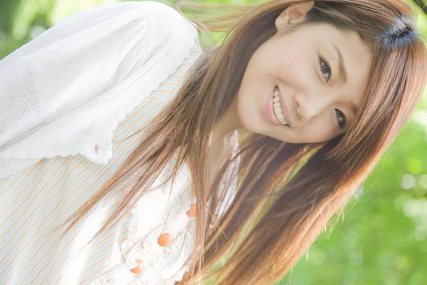 Mooie Jonge Aziatische Vrouw Glimlachen Camera Buiten — Stockfoto