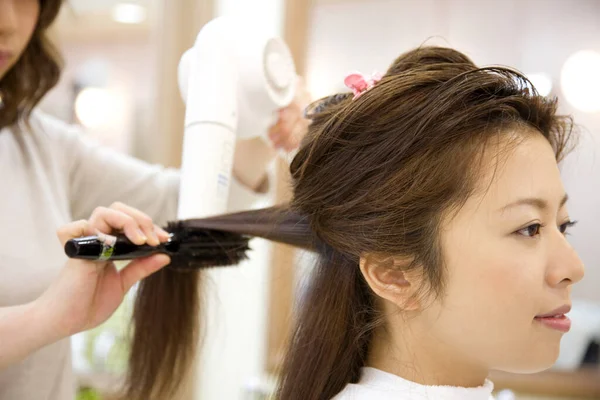 サロンで美容をしている若い日本人女性 スタイリッシュなヘアカットを作る美しい日本の女性 — ストック写真