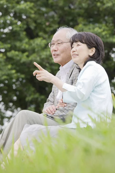 Senior Asiatiska Par Sitter Parken — Stockfoto