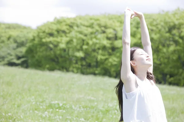 Krásný Mladý Japonská Žena Stretching Arms Venku — Stock fotografie