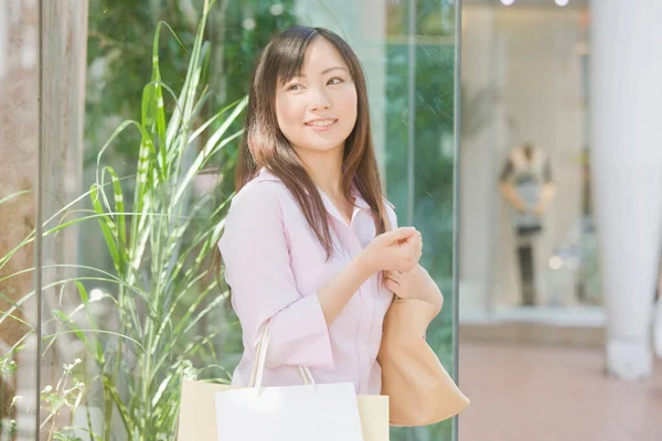 Gyönyörű Boldog Fiatal Ázsiai Bevásárló Táskák Városban — Stock Fotó