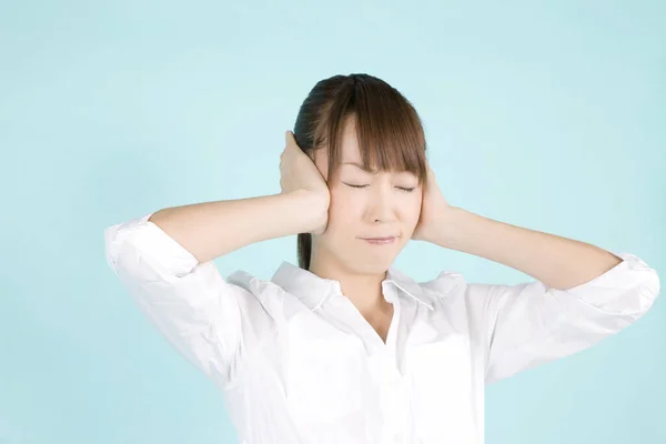 スタジオショット 頭痛に苦しむ若いアジアの女性 — ストック写真