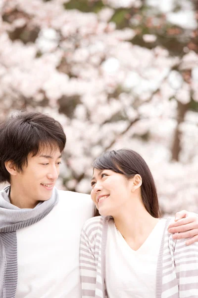 Портрет Щасливої Молодої Японської Пари Проводить Час Разом Парку Під — стокове фото