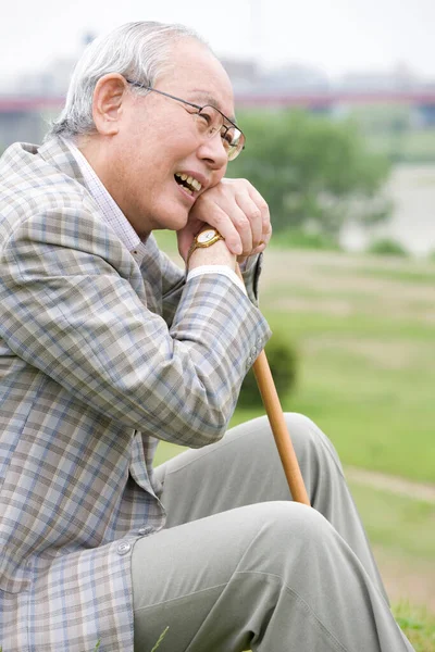 メガネとウォーキングスティックを持つアジアのシニア男性 — ストック写真