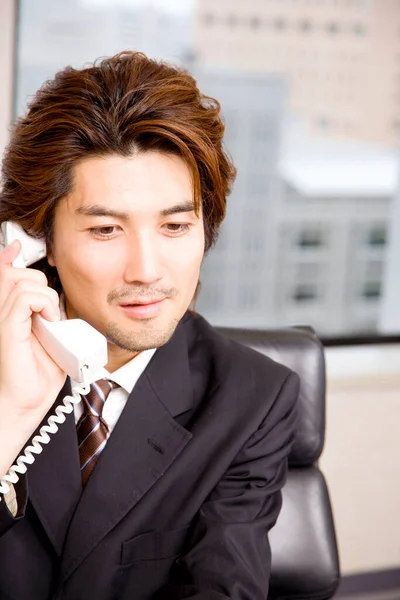 Giovane Uomo Affari Asiatico Ufficio Parlando Telefono — Foto Stock