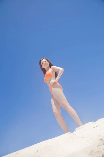 Giovane Donna Giapponese Posa Bikini Sulla Spiaggia — Foto Stock