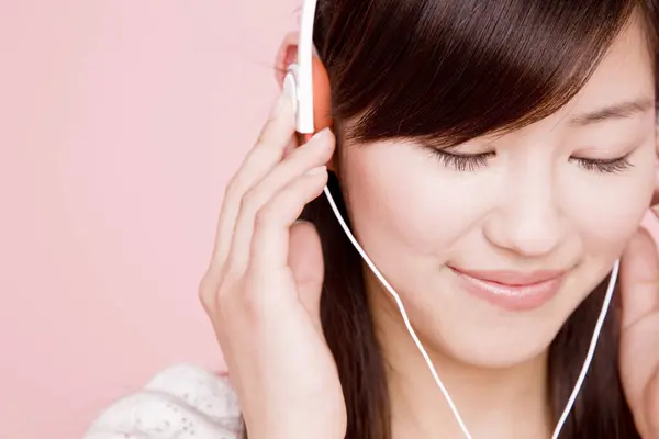Kulaklıklı Genç Güzel Asyalı Kadın Iaolate Edilmiş Arka Planda Müzik — Stok fotoğraf