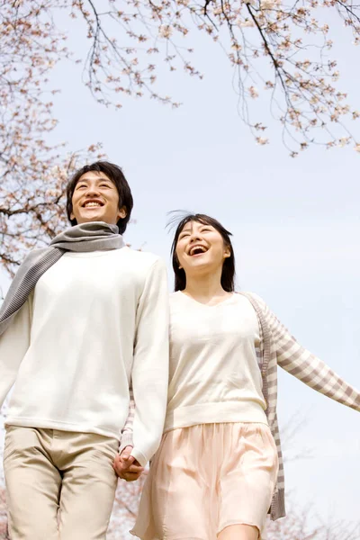 Porträtt Glada Unga Japanska Par Tillbringa Tid Tillsammans Parken Sakura — Stockfoto