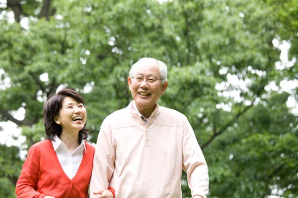 Heureux Senior Asiatique Couple Marche Plein Air — Photo