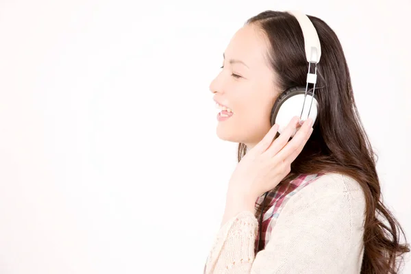 Porträtt Vacker Ung Kvinna Lyssnar Musik Hörlurar Isolerad Vit Bakgrund — Stockfoto