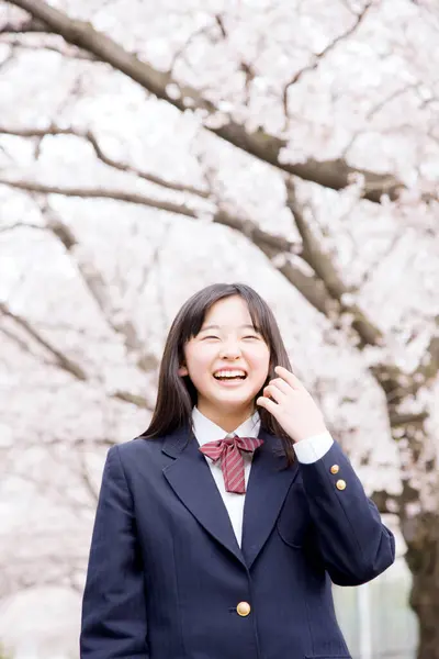 Portret Pięknej Japonki Szkolnym Mundurku Tle Kwitnącej Wiśni — Zdjęcie stockowe