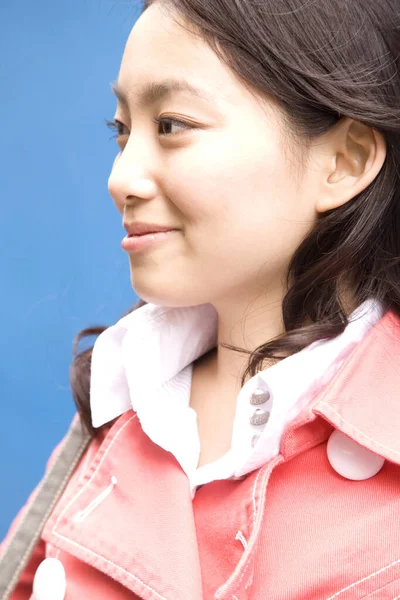 Jovem Mulher Asiática Sorrindo — Fotografia de Stock