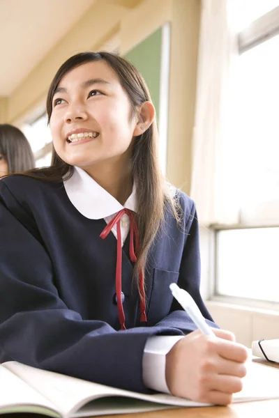 책상에 일본인 교복에 아름다움 소녀의 초상화 — 스톡 사진