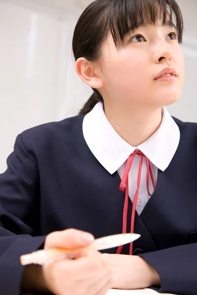 Młoda Japońska Uczennica Pisząca Notatki Podczas Nauki Szkole — Zdjęcie stockowe
