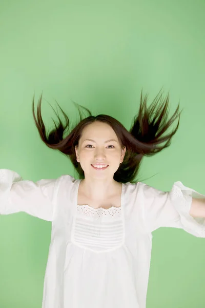 Mooie Jonge Aziatische Vrouw Springen Geïsoleerde Achtergrond — Stockfoto