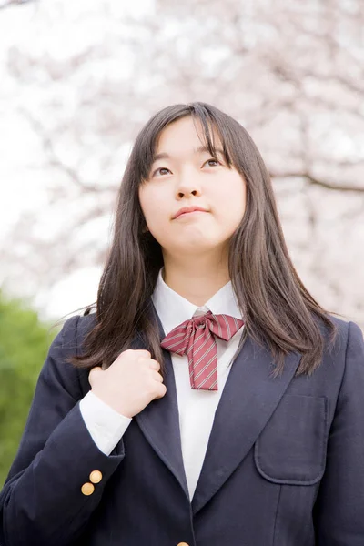 Porträtt Vacker Japansk Flicka Skolan Uniform Bakgrunden Blommande Körsbär Träd — Stockfoto