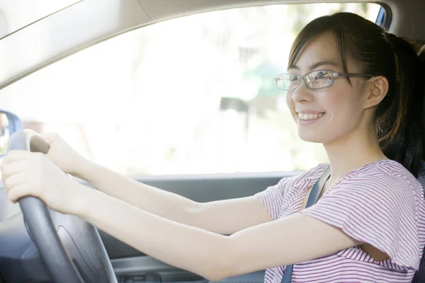 Portret Van Mooie Jonge Aziatische Vrouw Bril Rijden Auto — Stockfoto