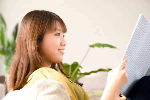 Zijaanzicht Van Mooie Gelukkig Jong Aziatische Vrouw Lezen Thuis — Stockfoto
