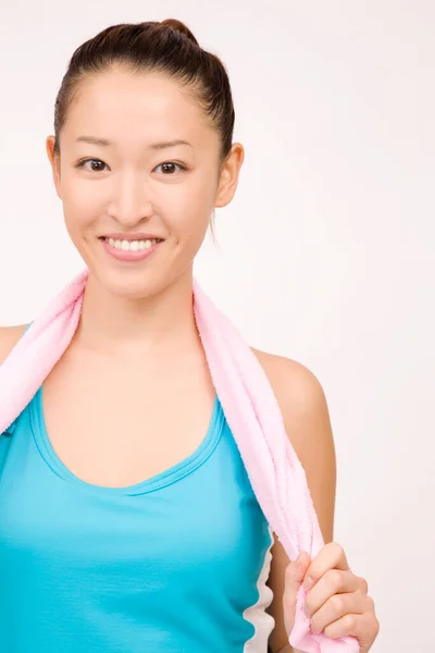 Sportif Souriant Asiatique Femme Avec Serviette Regardant Caméra — Photo