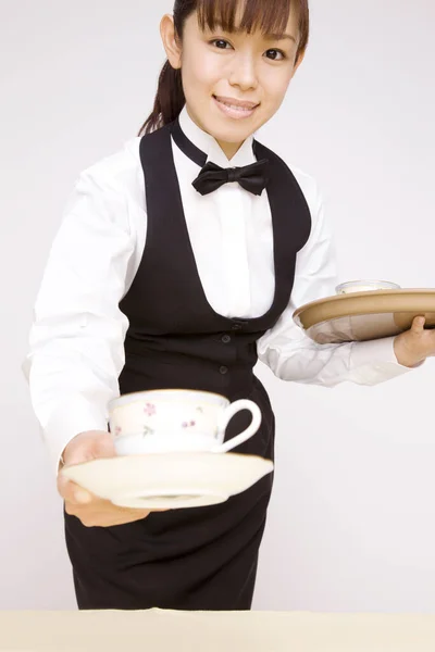 Junge Asiatische Kellnerin Mit Tassen Auf Tablett Auf Isoliertem Hintergrund — Stockfoto