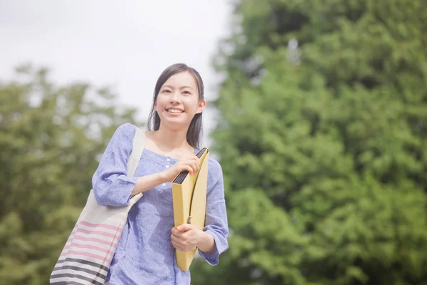 Glada Japanska Kvinna Promenader Grön Sommarpark Dagtid — Stockfoto