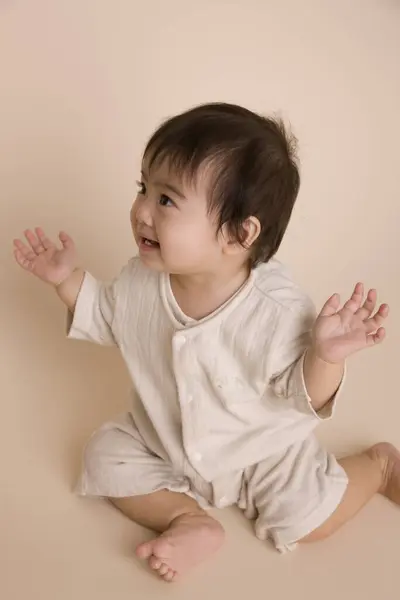 Πορτρέτο Ενός Χαριτωμένου Ασιατικού Μωρού Στο Στούντιο — Φωτογραφία Αρχείου