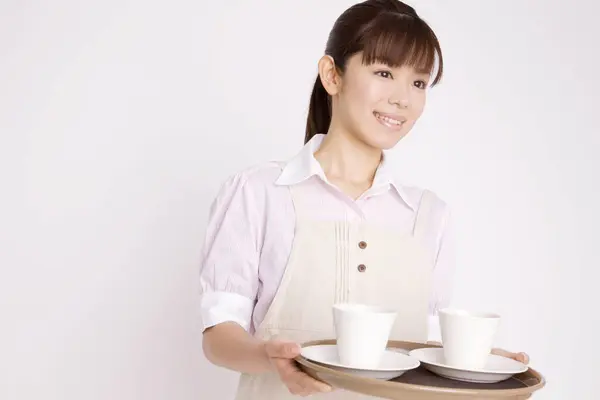 Молодая Азиатская Официантка Чашками Изолированном Фоне — стоковое фото