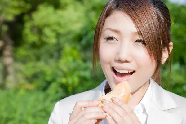 Mooie Jonge Aziatische Vrouw Eten Buiten — Stockfoto