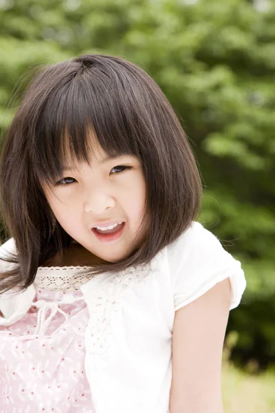 Κοριτσάκι Από Την Ασία Χαμογελά Στο Πάρκο Του Καλοκαιριού — Φωτογραφία Αρχείου