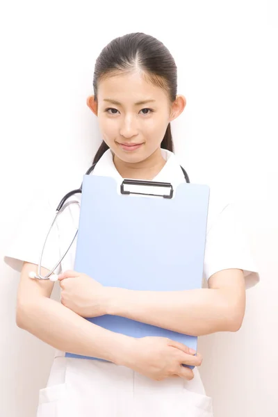 若いアジアの女性の医者 ステスコープとクリップボード — ストック写真