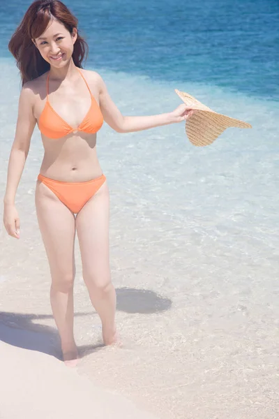 Joven Japonesa Disfrutando Día Soleado Con Sombrero Paja Playa — Foto de Stock