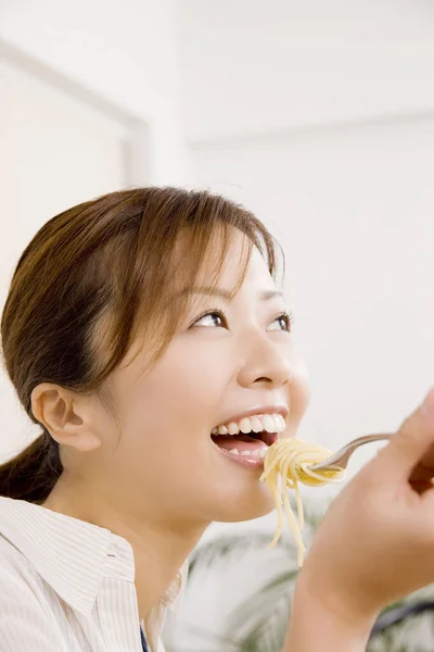 快乐的亚洲女人在享用意大利面 — 图库照片
