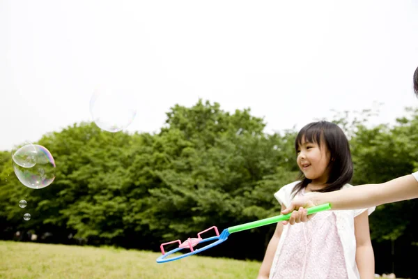 Маленька Азіатська Дівчинка Дме Мильні Бульбашки Літньому Парку — стокове фото