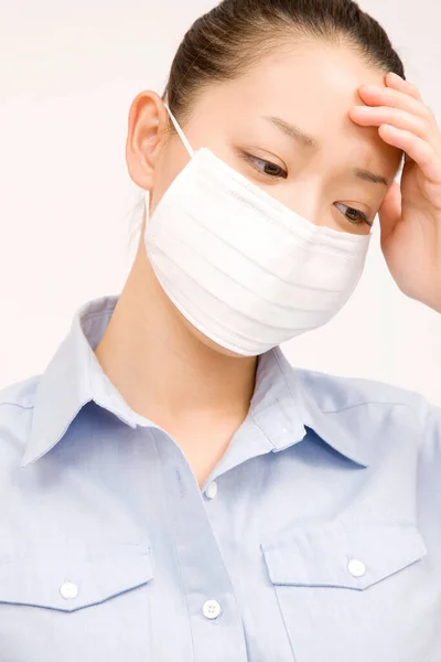 Kranke Asiatin Trägt Gesichtsmaske Und Hält Hand Auf Der Stirn — Stockfoto