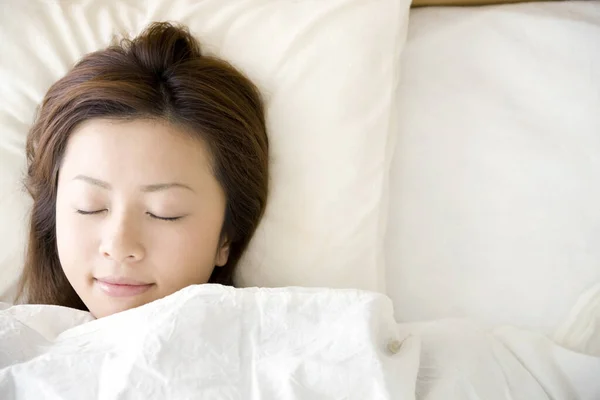 Wanita Asia Muda Tidur Tempat Tidur — Stok Foto