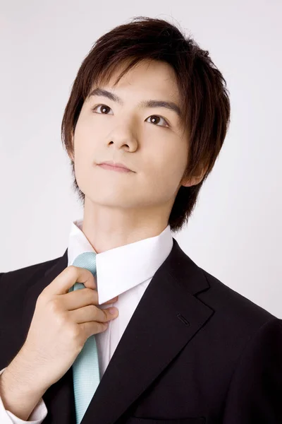 Junge Asiatische Geschäftsmann Anpassung Krawatte Auf Isoliertem Hintergrund — Stockfoto
