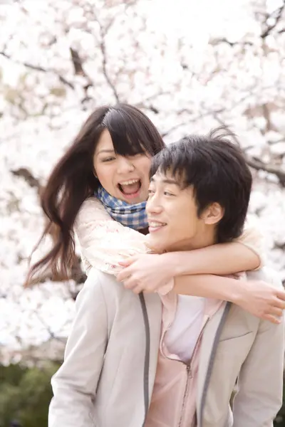 Sakura Çiçeği Açarken Parkta Birlikte Vakit Geçiren Genç Japon Çiftin — Stok fotoğraf