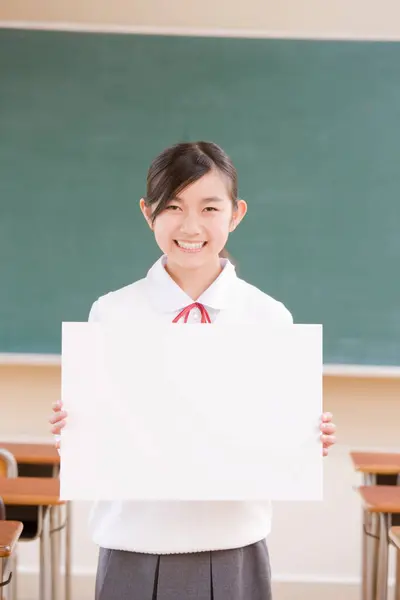 Portret Van Mooi Japans Schoolmeisje Houden Wit Blanco Boord — Stockfoto