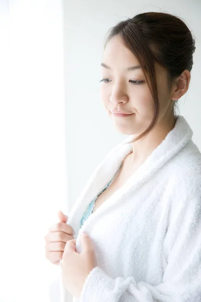 バスローブを着ている若いアジアの女性 — ストック写真