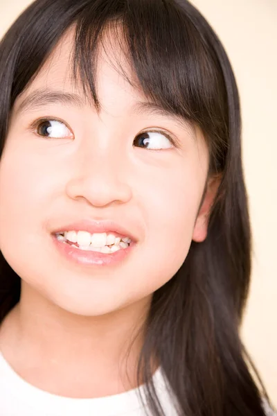 Belle Fille Japonaise Sur Fond Beige Portrait Écolière Souriante — Photo