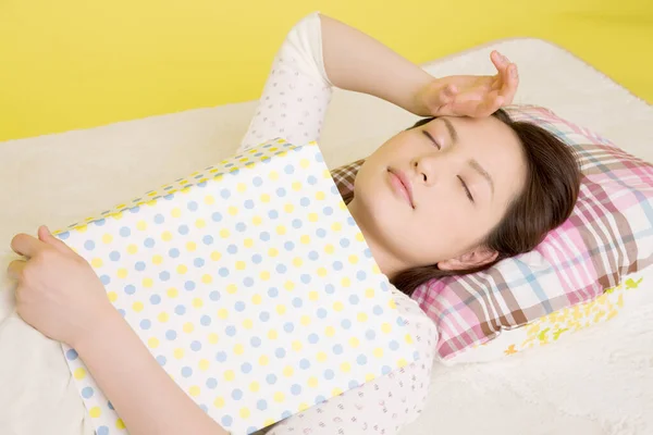 Potret Wanita Jepang Yang Cantik Memegang Buku Dan Tidur Terisolasi — Stok Foto