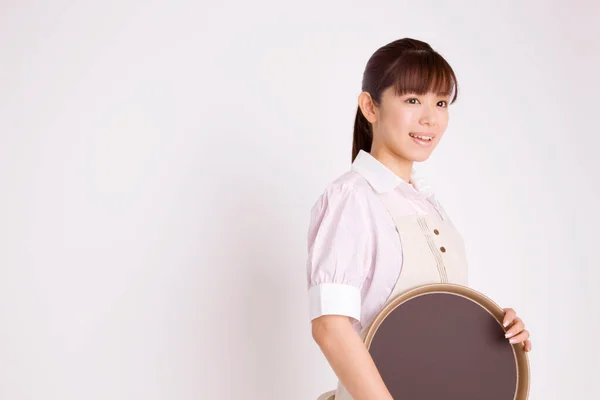 年轻的亚洲女服务员 有独立背景的盘子 — 图库照片