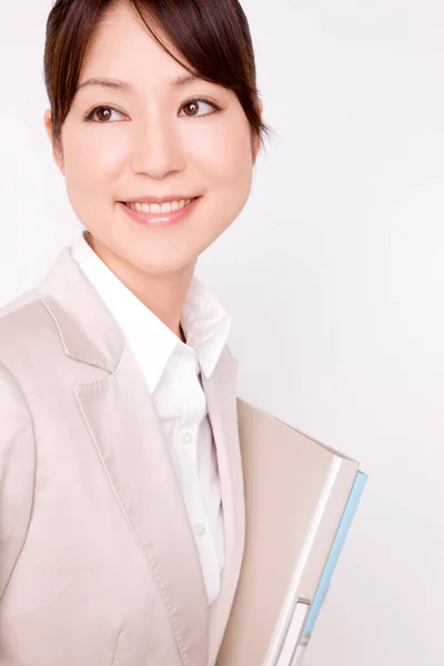 Giovane Donna Affari Giapponese Sorridente Che Tiene Cartelle Sfondo Grigio — Foto Stock
