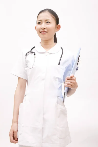 若いアジアの女性の医者 ステスコープとクリップボード — ストック写真